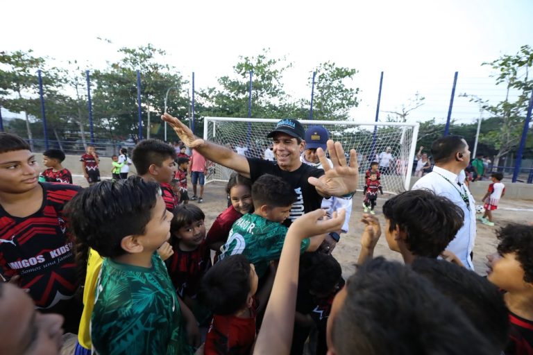 alcalde Char inaugura parque en Juan Mina